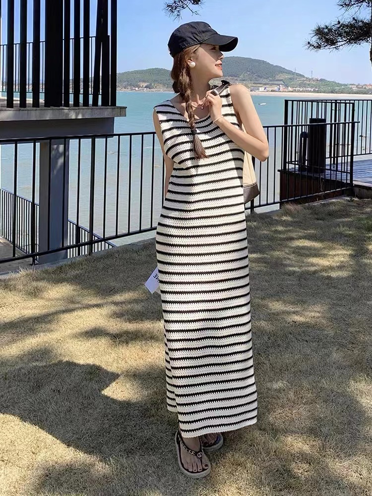 条纹针织无袖连衣裙